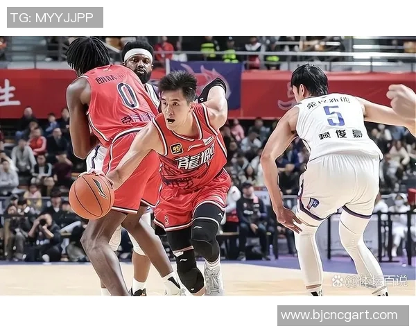 成都篮球队与广州队的激烈对决展现了篮球魅力与团队精神的完美结合 成都篮球队与广州队的激烈对决展现了篮球魅力与团队精神的完美结合